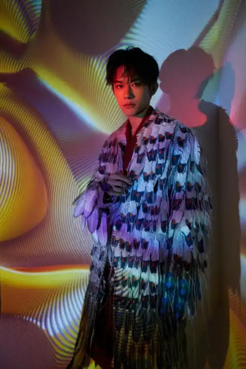 易烊千玺六周年羽毛长衫帅气图片49