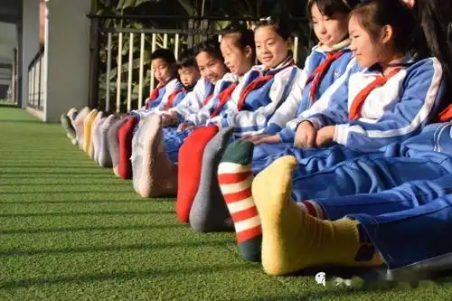 不约而同地穿上不一样的袜子来到学校,成为了"错袜日"一抹亮丽的风景