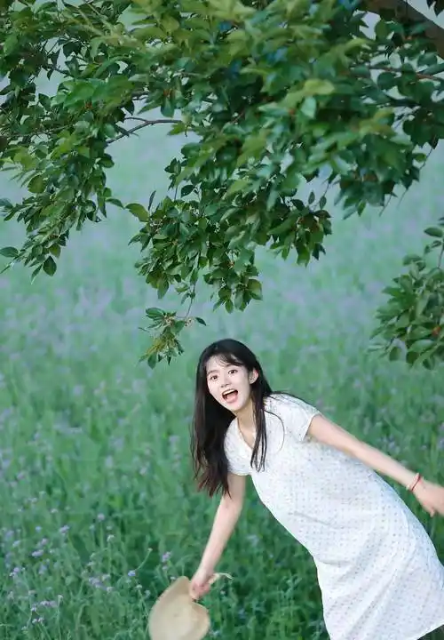 姜杉白色碎花连衣裙清纯少女形象_眼睛_皮肤_蒲扇