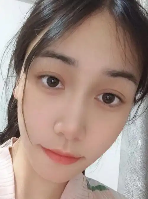 女大学生的素颜状态!