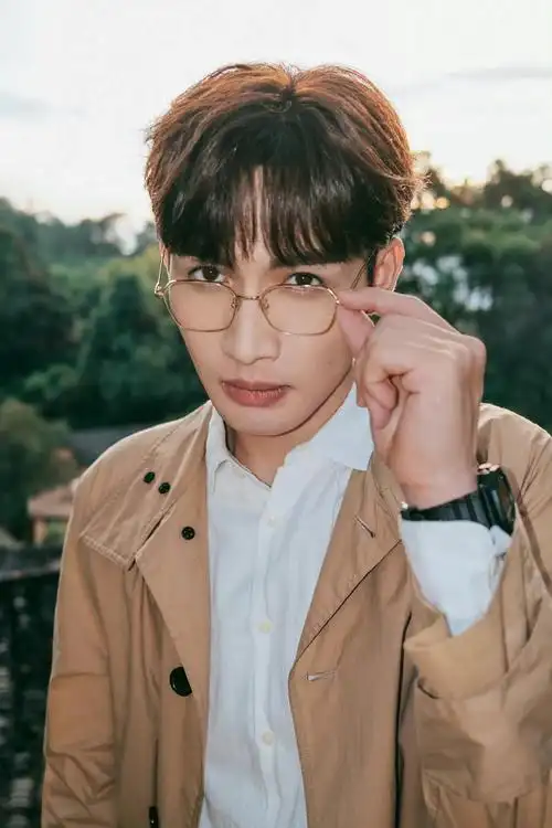 张彬彬把金丝眼镜焊在脸上吧##建议张彬彬学术男友半永久