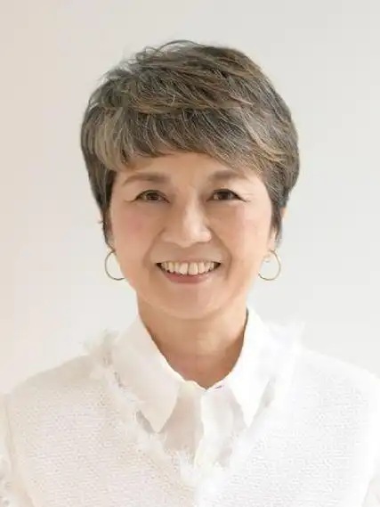 女人过了50岁换发型可以看看这四种哪怕头发花白一样很时尚