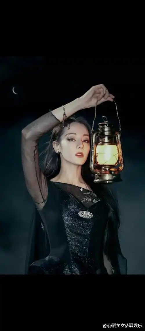 6月3日,迪丽热巴暗黑风造型惊艳亮相!身穿黑纱礼服,妙曼身姿性感多姿