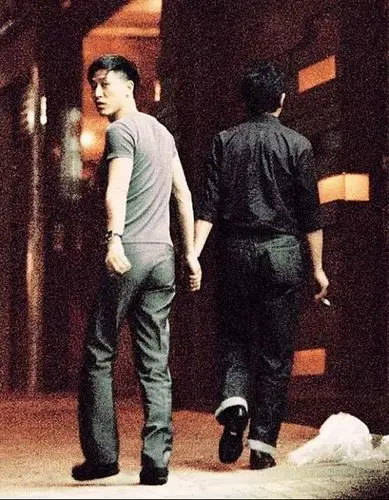 今天凌晨张国荣爱人唐鹤德在ins贴旧照怀念哥哥,深情写道"死生契阔,与