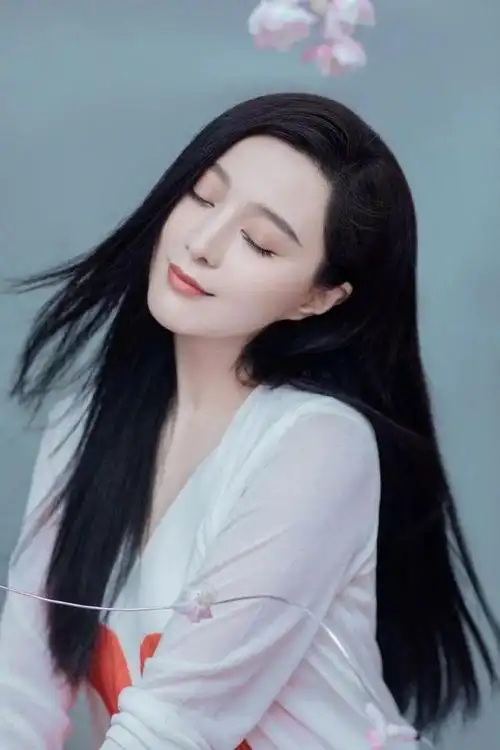 范冰冰这是瘦了多少?黑长直拍大片眼中含泪,看着也太娇弱了吧