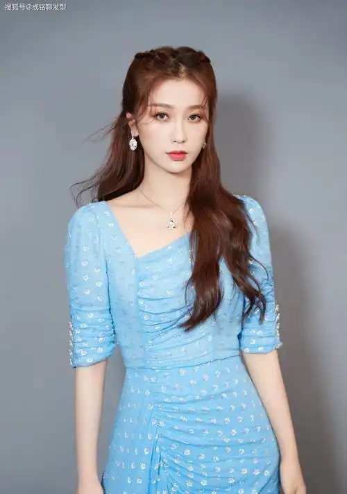 虞书欣尝试换穿搭风格,"金丝"衬衣配黑皮短裤,黑发红唇也高级_服装