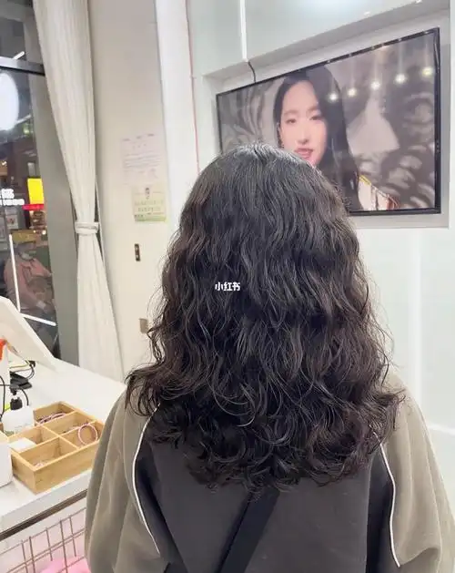 烫出来的卷就是看起来比较慵懒_港风_卷发造型_法式烫发_时尚_发型