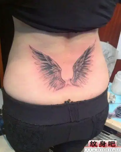 女性腰部翅膀纹身图案
