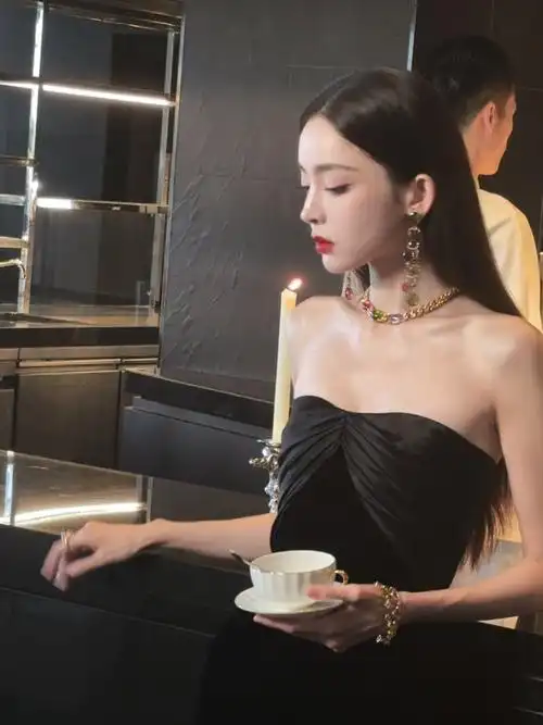 娜扎真是又瘦又有料,古力娜扎被公认的仙女颜值,从任何角度看都无懈可