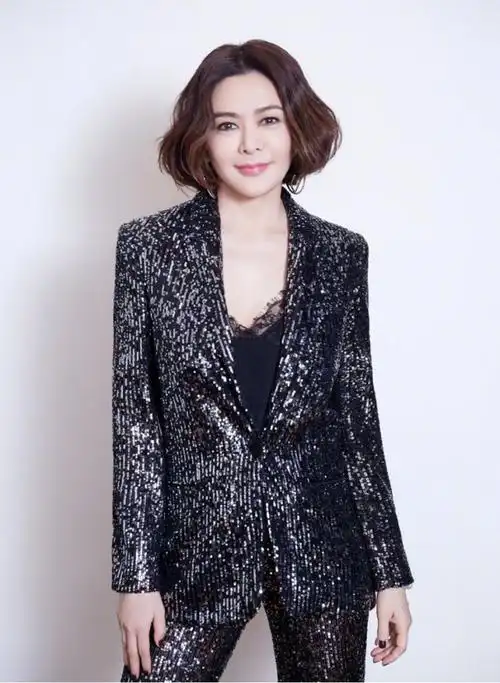 我们可以像关之琳这样选择摩卡波波头短发造型,像这样的微卷发弧度不