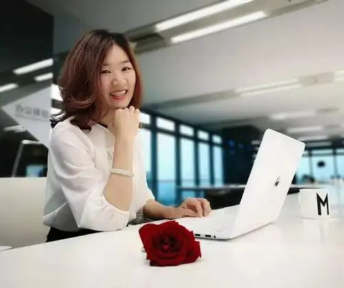 在高逼格的商业办公环境 拍出干净历练的职业女性照 最合适不过的了