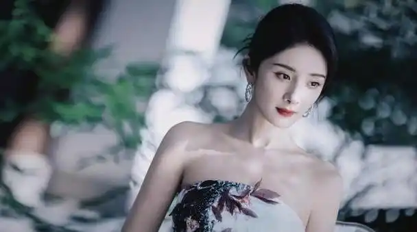 杨幂生日大片,水墨画礼服尽显东方韵味