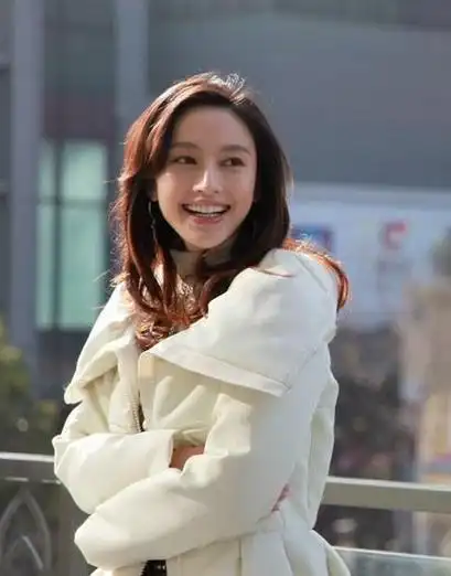 张俪剧照2007年5月出演的个人首部电视剧《金耳环》播出,因此正式出道