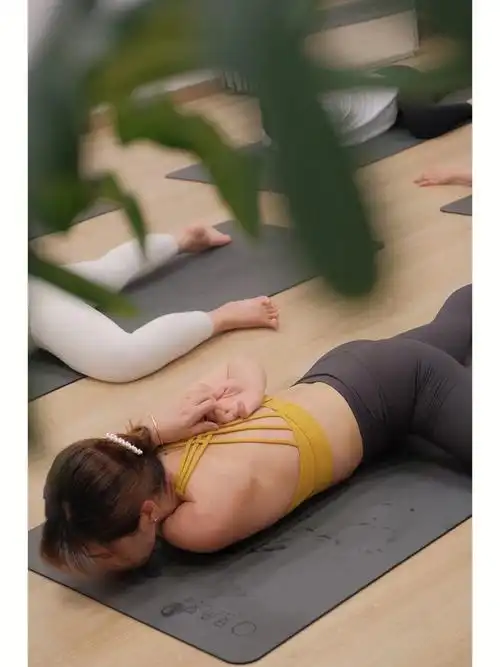 谁都不是等到闲了才来瑜伽 而是见缝插针般挤时间 合理规划做好自我