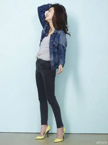 辣妈李念穿迷彩服变刑警 扎丸子头显青春