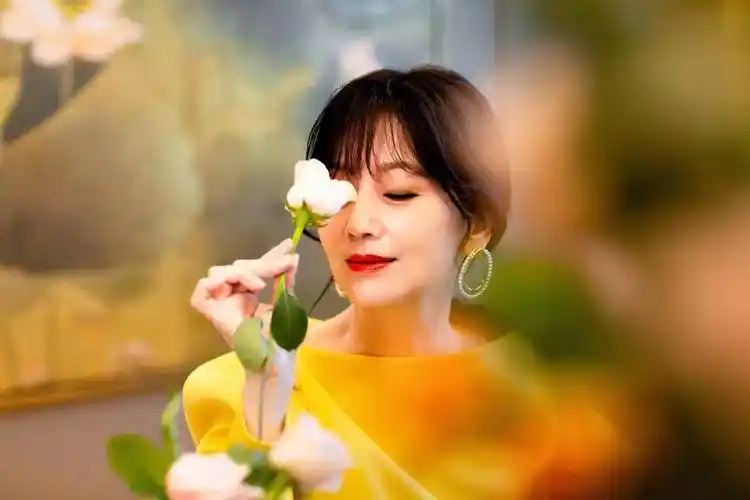 女神赵雅芝昨天晚上发了一组图片