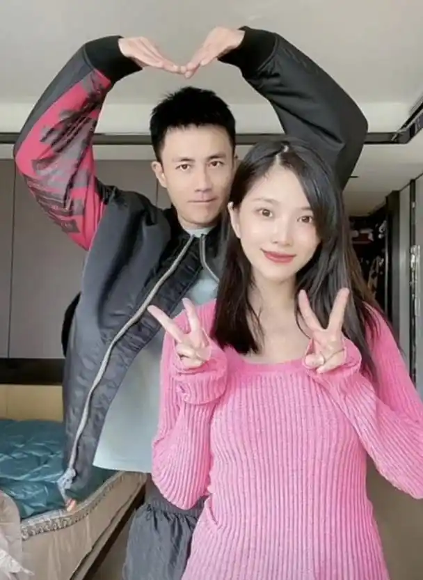 杜淳老婆王灿分享日常穿搭,被吐槽土味不像明星老婆,回应显心酸_网易