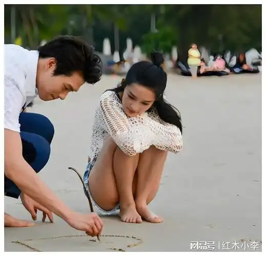 李沁的身材有多撩?看她蹲在沙滩上的样子,网友:太美了!