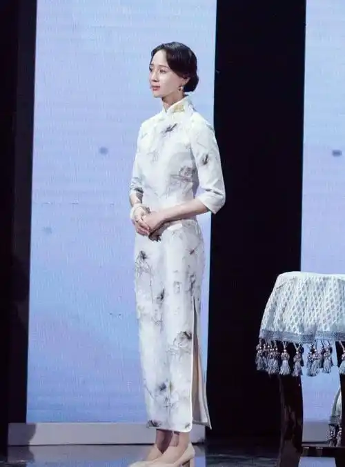 张钧甯换上旗袍就很好看了,盘起的长发会显得她很有质感.
