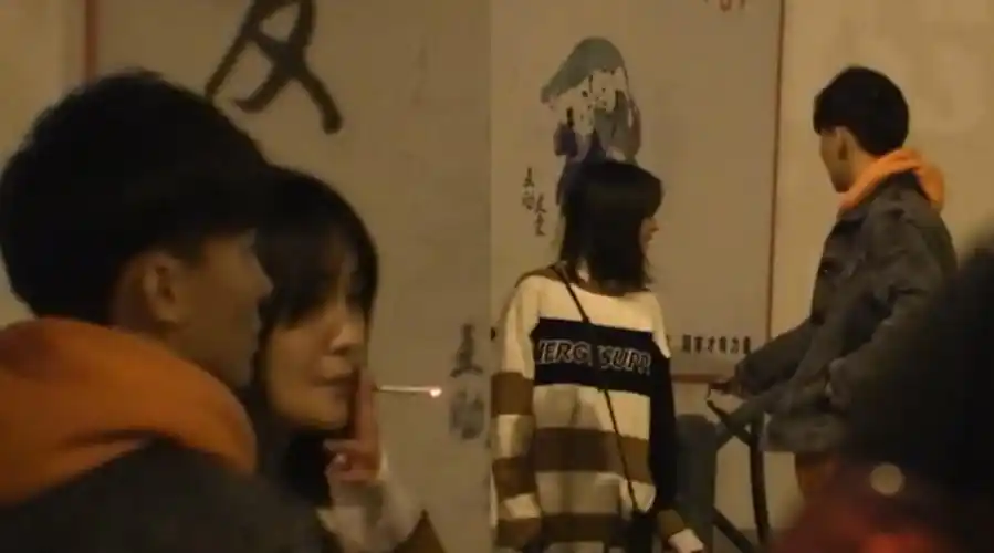 郑爽曾在街边抽烟,训斥张恒气势汹汹,两人吵架不欢而散