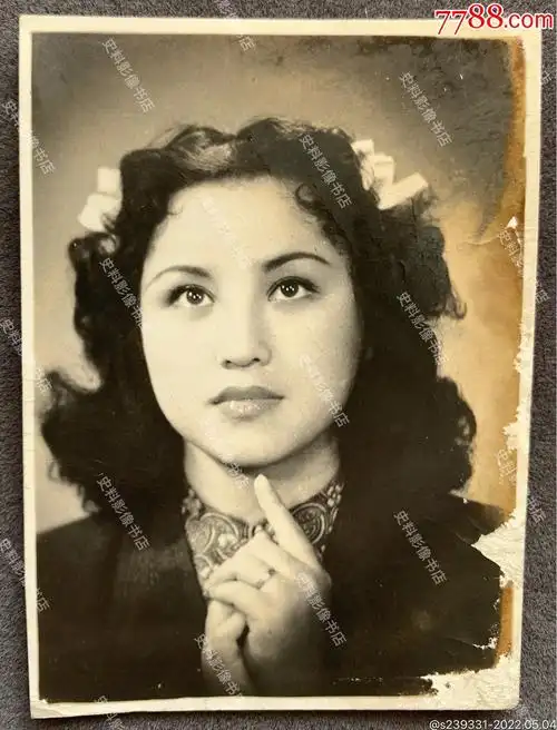 民国时期上海良友照相馆拍摄大眼睛烫发美女肖像照一枚