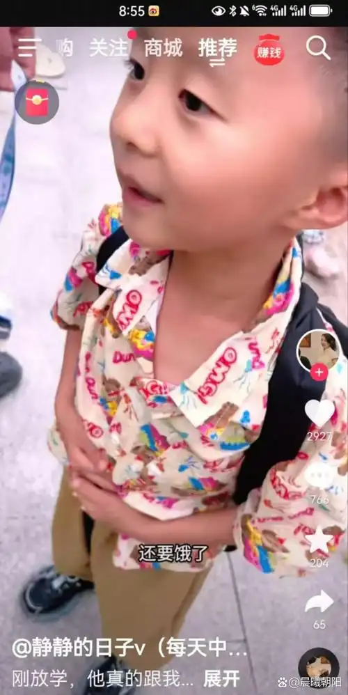 视频中小奇奇聪明可爱,个头 也长高了不少,旁边之前不爱上相的郭威