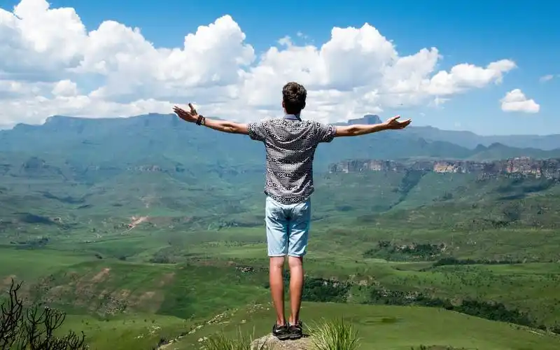 男子一个人在路上的背影