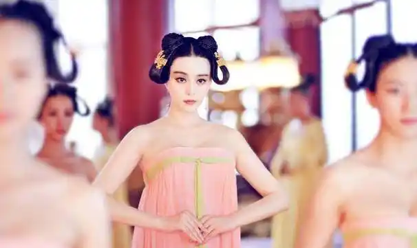 与今天世界范围内的时尚现状差不多,唐朝的时尚主要由宫中妃子,贵妇和