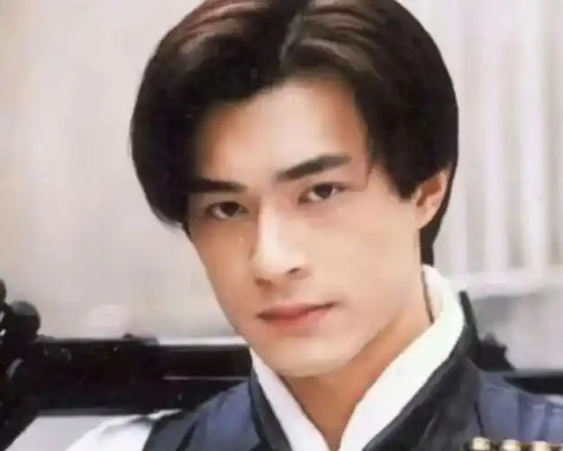 黄宗泽发博"我没有整容" 引发网友热议