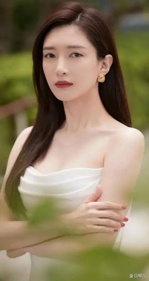 江疏影明艳写真大秀事业线!肤白貌美大长腿性感火辣