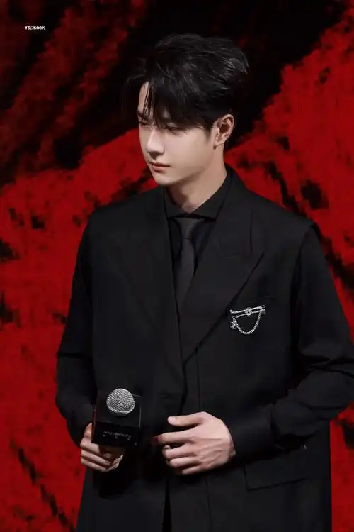 王一博西装马甲造型