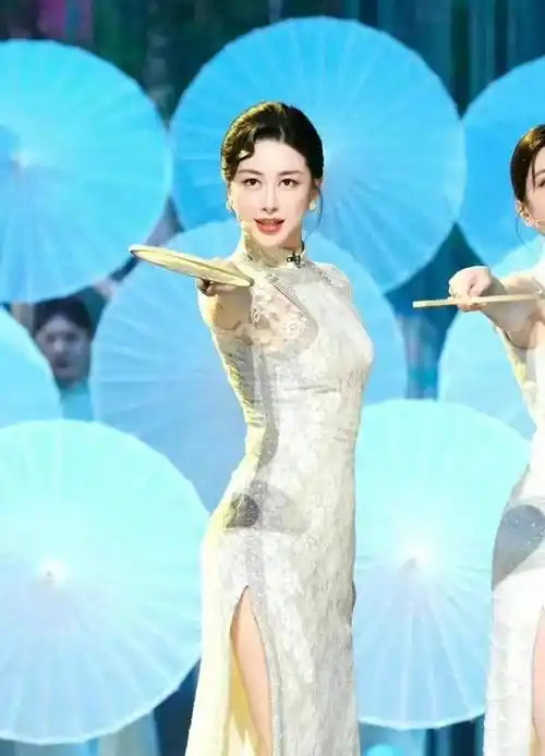 朱珠旗袍风情万种,白色长裙迷倒高开叉,散发着暖心魅力_女性_的设计