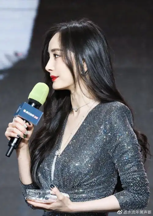 杨幂出席活动一袭银色亮片长裙婀娜多姿妩媚动人