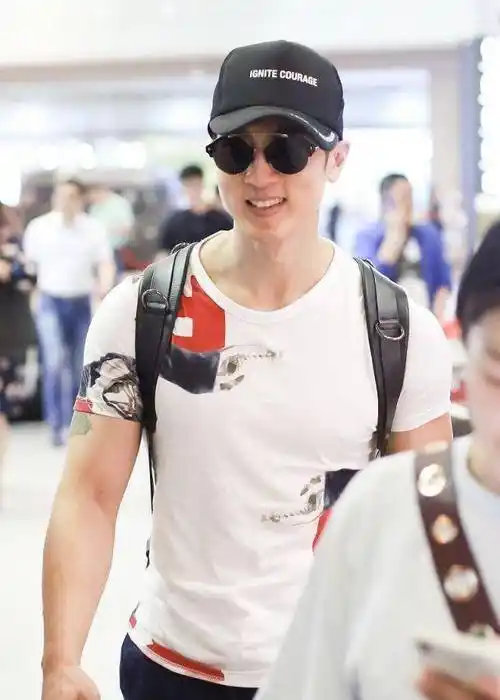 40岁吴尊现身机场面对镜头大方微笑白t休闲裤少年感十足_人们_生日