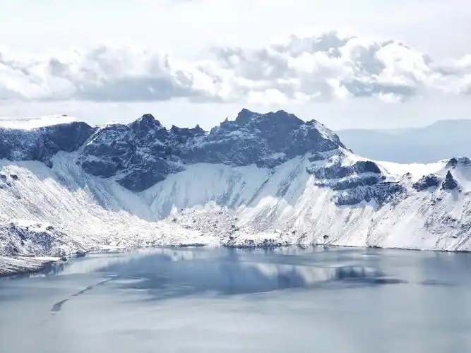长白山天池主峰北坡