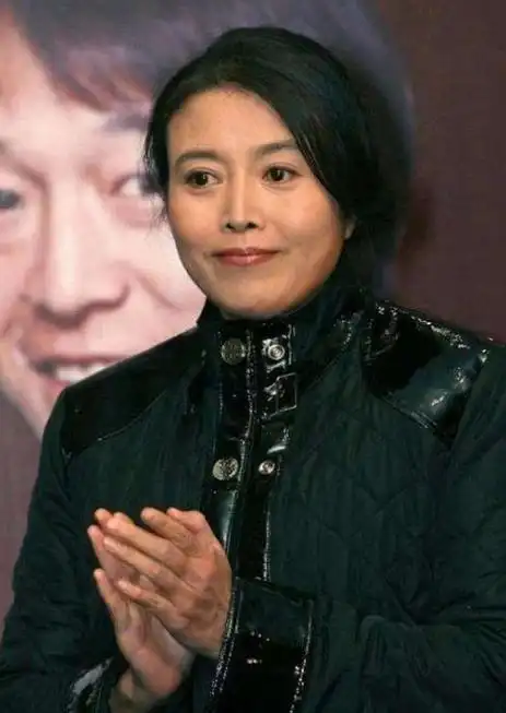 丁嘉丽女儿:被父母抛弃,遭叔叔虐待,没爱环境长大36岁还未结婚