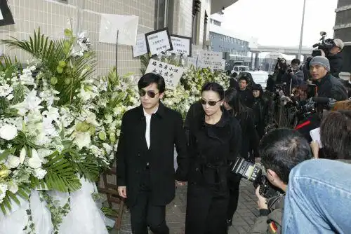 图文:梅艳芳今日出殡 身前好友陆续到场-10