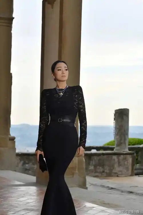 巩俐越老越有韵味,穿黑色蕾丝连衣裙秀出魔鬼曲线,自信模样真美_气质