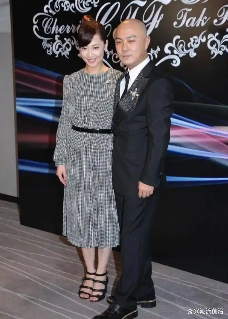 张卫健宠妻无上限!张茜穿一身名牌拎奢牌包亮相,气质端庄又大气