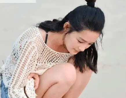 李沁有多撩看她蹲在沙滩上的样子这小脚丫是认真的