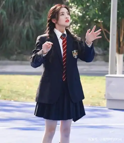 杨超越挑战jk造型,美成"初恋脸",难怪侯明昊愿意跟她组cp