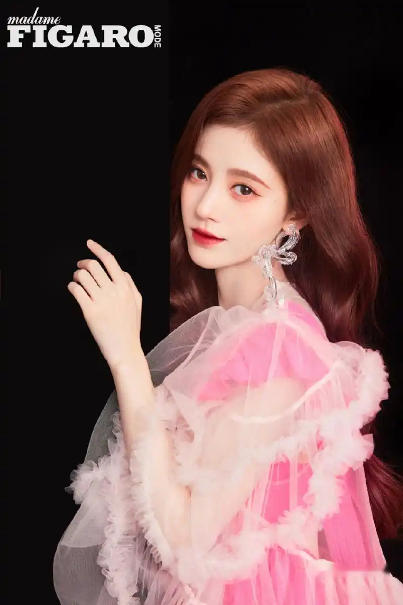 鞠婧祎杂志封面大片,被吐槽都是一个角度,和她自拍没区别[三哈]