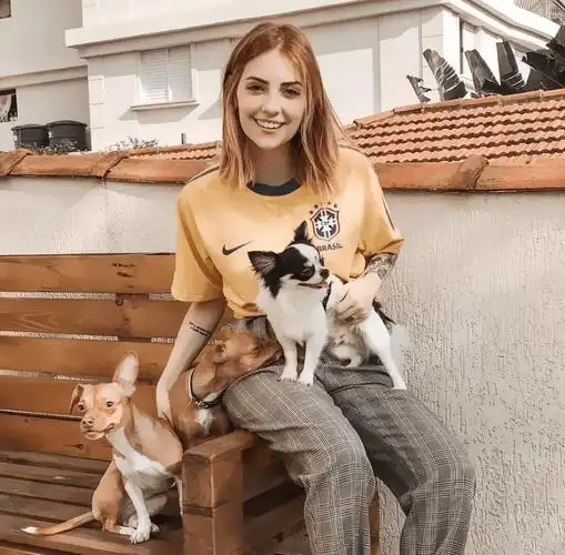 巴西社交名人 宛若止水清秀少女 黑白灰的亲民风穿搭朴实无华_queiroz