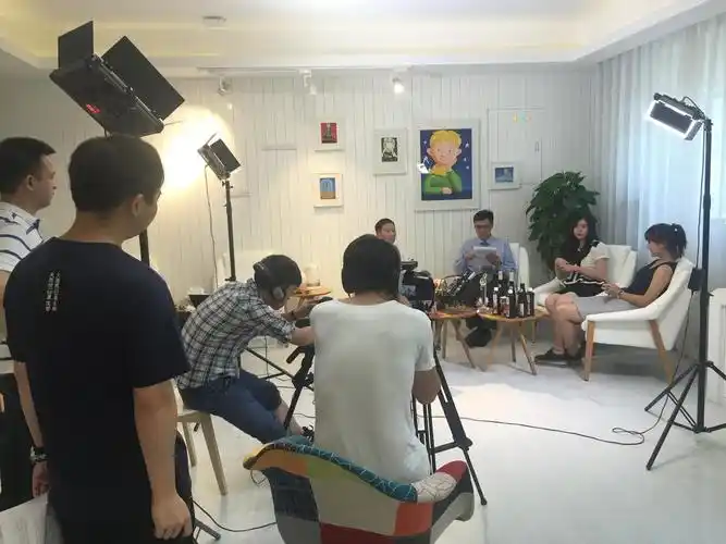 邀请嘉宾拍摄前,团队会按标准化流程制作访谈提纲,与嘉宾沟通并提醒其