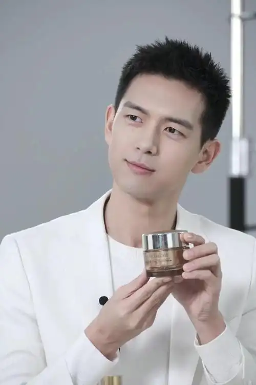 李现头发剪短了,超短发搭配一身白色西装,清爽又帅气!