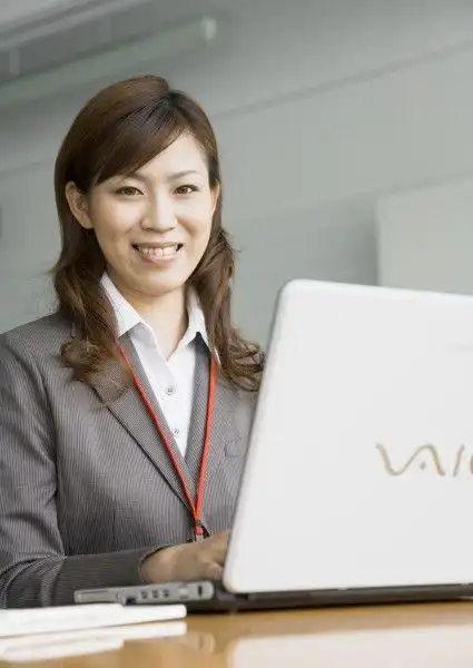 工作中的女性图片