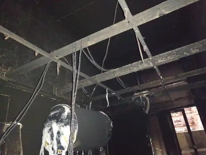 在淘宝上购买美的热水器发生自燃造成一系列的财产损失