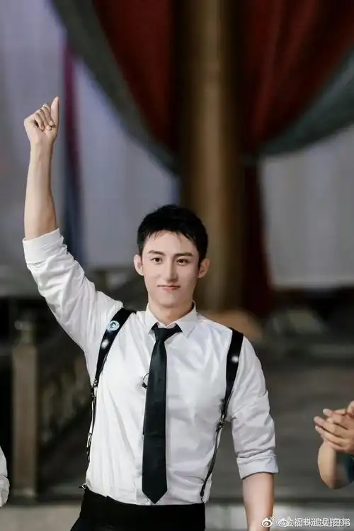 黄景瑜大魔王怎么这么帅呢!白衬衫98西装裤是我喜欢的穿搭没错了