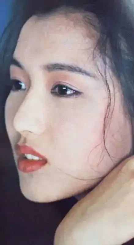 郑秀文一向以百变形象著称,她刚出道时,在神仙打架的港圈,颜值并不