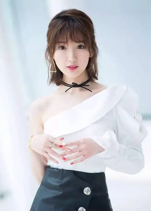 毛晓彤单亲家庭妈妈自己带大,成名后亲爹前来无止境要钱,不给就闹!